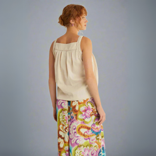 بلوزة بيضاء بدون أكمام